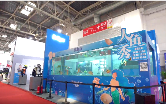 消防展第一天，德爾格超燃現(xiàn)場(chǎng)與美人魚親密接觸